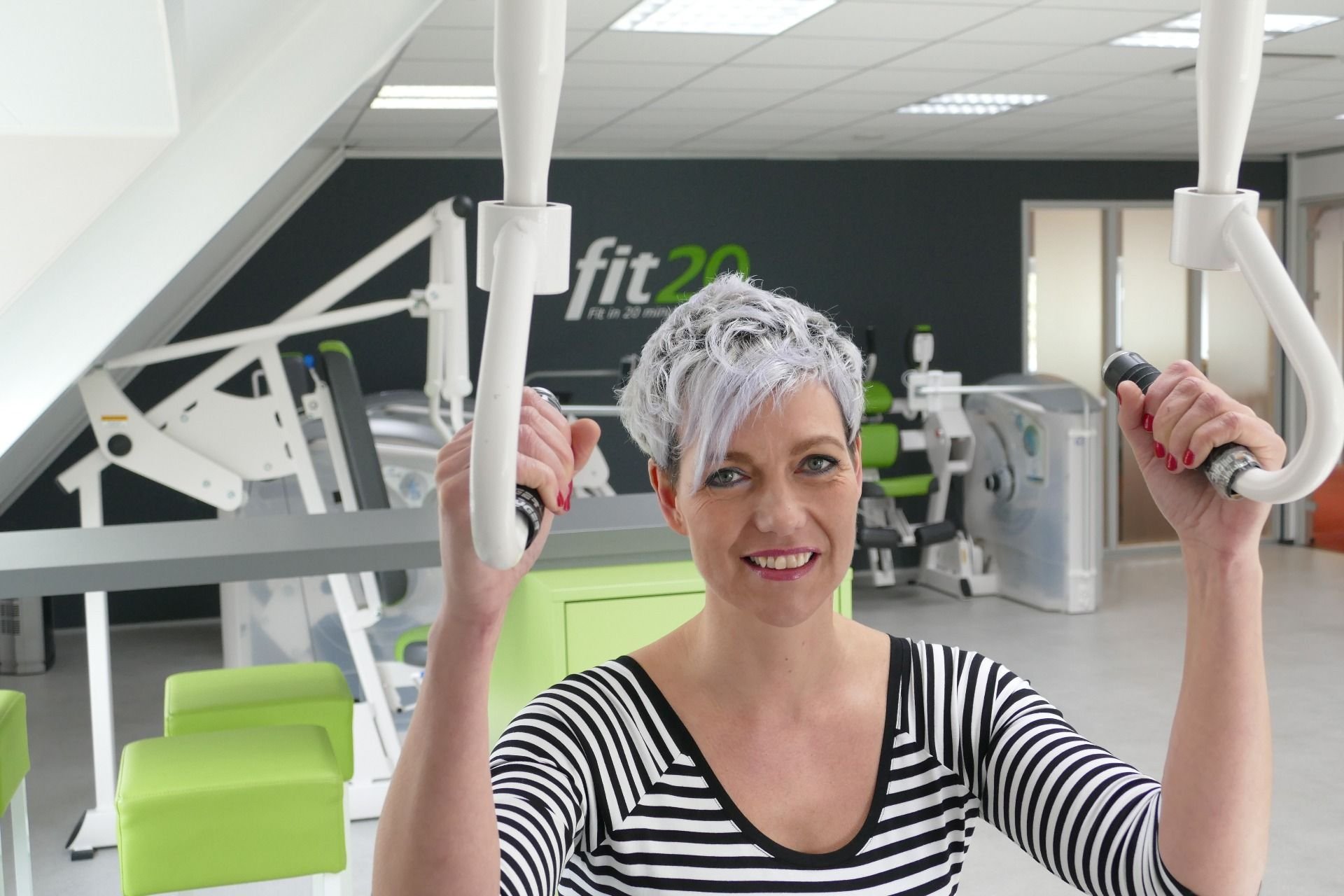 Vuxen kund tränar pulldown i en ljus Fit20-studio